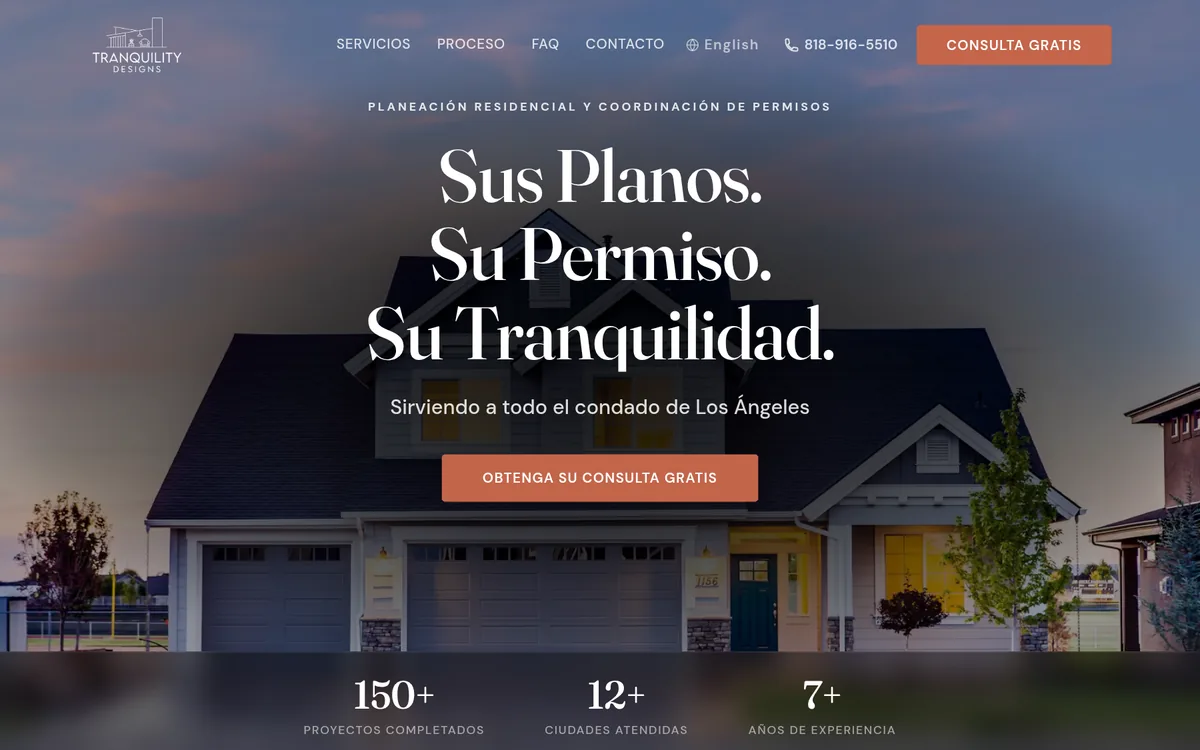 La página de Tranquility Designs en una computadora: «Sus Planos. Su Permiso. Su Tranquilidad.» sobre una casa al atardecer, y el botón de la consulta gratis.